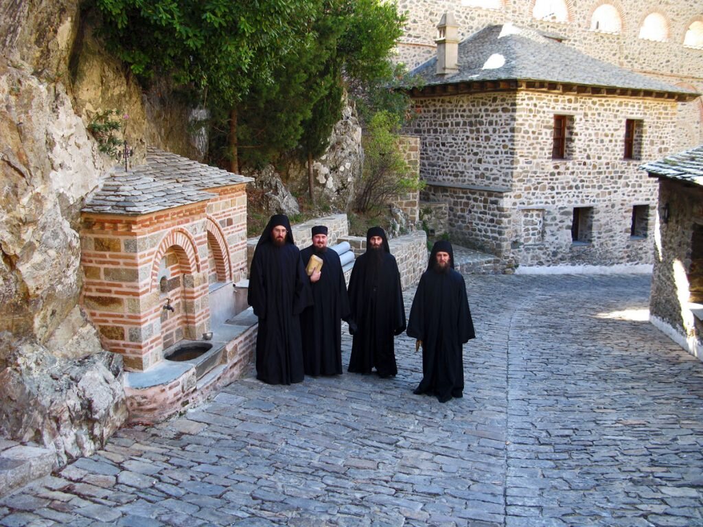 Στις δύσκολες στιγμές μας, ο Άγιος Άθως παραμένει ένα νησί γεμάτο γαλήνη, παραμένει λίκνο χαράς.  Οι ταπεινοί του Άθω στέλνουν αυτή τη χαρά σε έναν κόσμο ανήσυχο, χωρίς αγάπη.-9