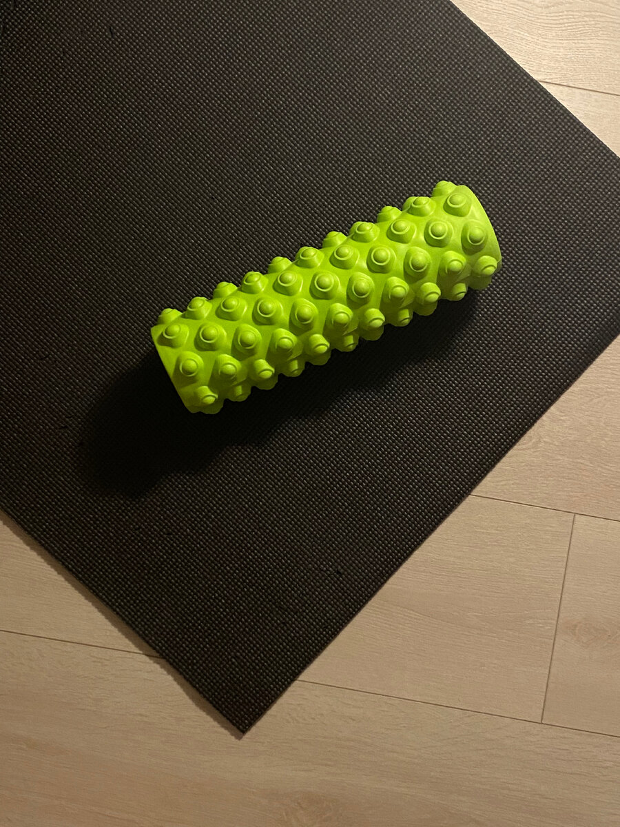 Я купила в FixPrice МФР ролик за 299р (а не 800-1000, как на ВБ или Озон). Теперь делаю с ним зарядку, очень разгружает мышцы от напряжения