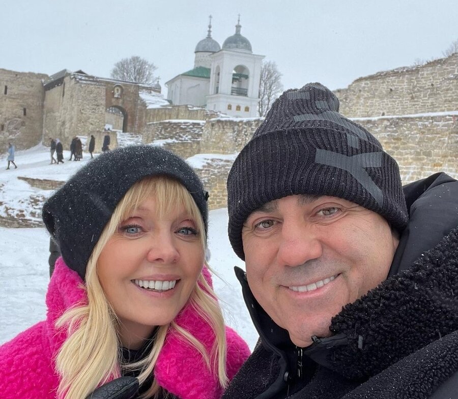 В своих чувствах Пригожин признался через несколько месяцев, на съёмках клипа в Нидерландах. Исполнительница была смущена.