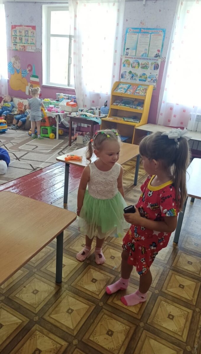 Самый первый день в местном детском саду, налаживание коммуникаций. Фото выслала заведующая для моего успокоения.
