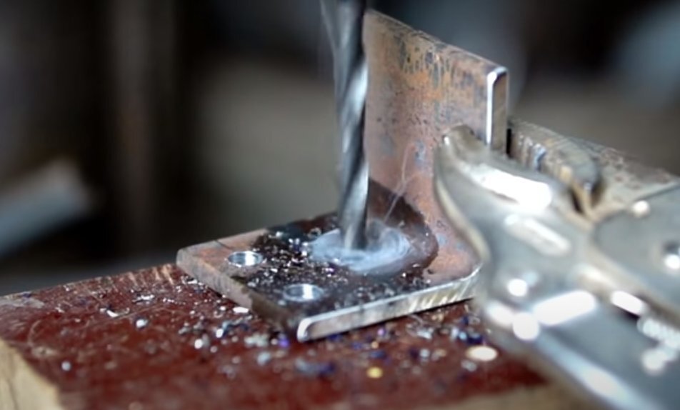      Сверлим три отверстия.