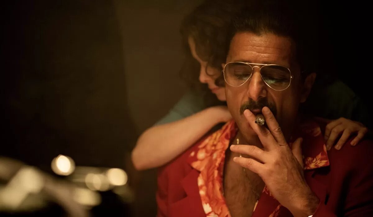 АДРИАНО ДЖАННИНИ (САНТО БАРОНЕ) В СЦЕНЕ ИЗ СЕРИАЛА «BANG BANG BABY»