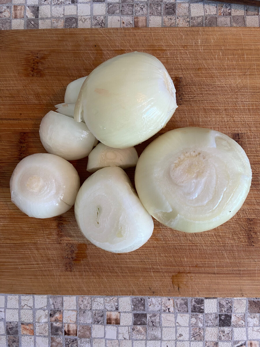 Лук режем произвольно 