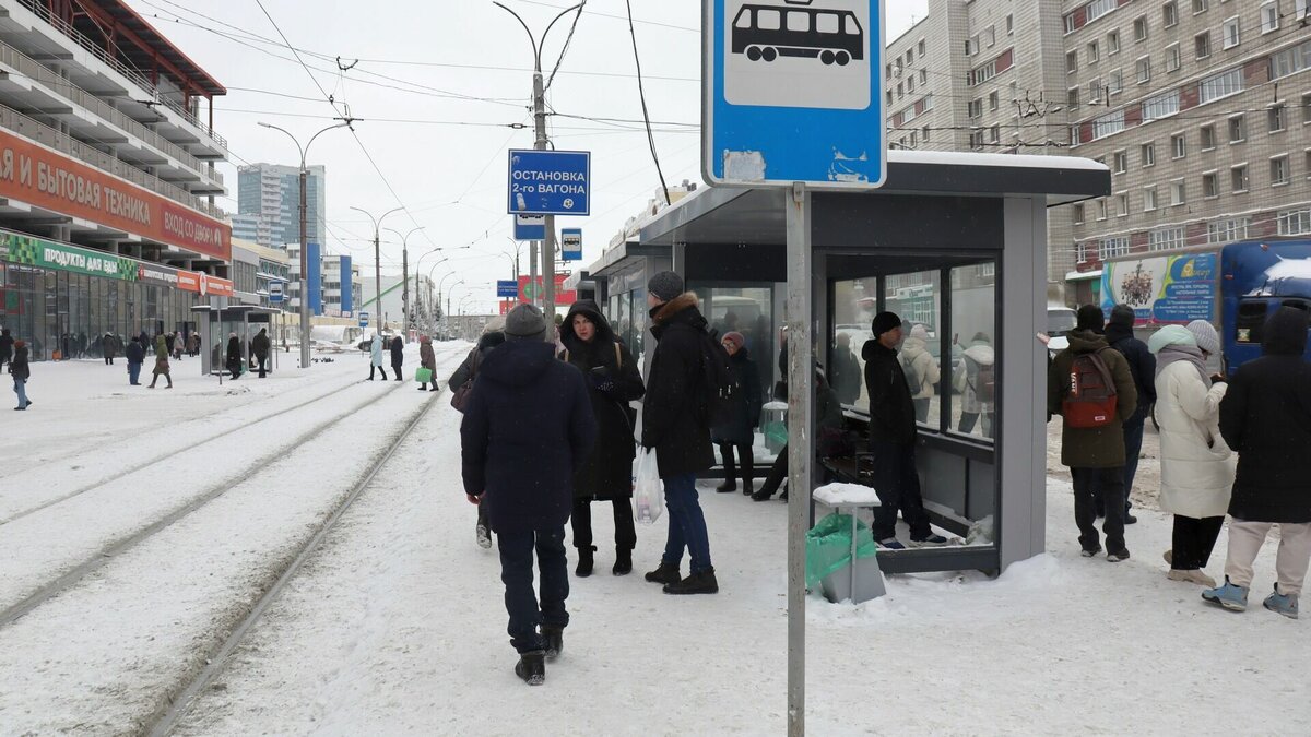     Омичи не могут добраться на работу из-за отсутствия общественного транспорта.