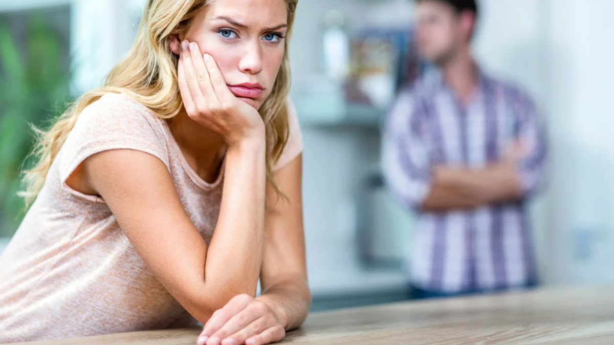 Раздражать взрослых. Истеричная женщина. Девушка держится за голову. Женщина закрывает уши. Стресс.