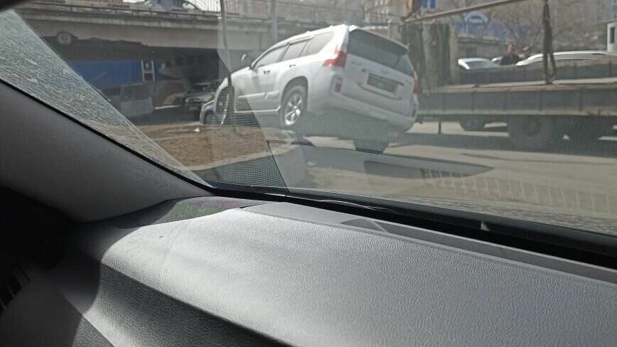     Автомобиль странно то ли припарковался, то ли по непонятной причине завалился в районе Некрасовского рынка во Владивостоке. Инцидент стали активно обсуждать в социальных сетях.