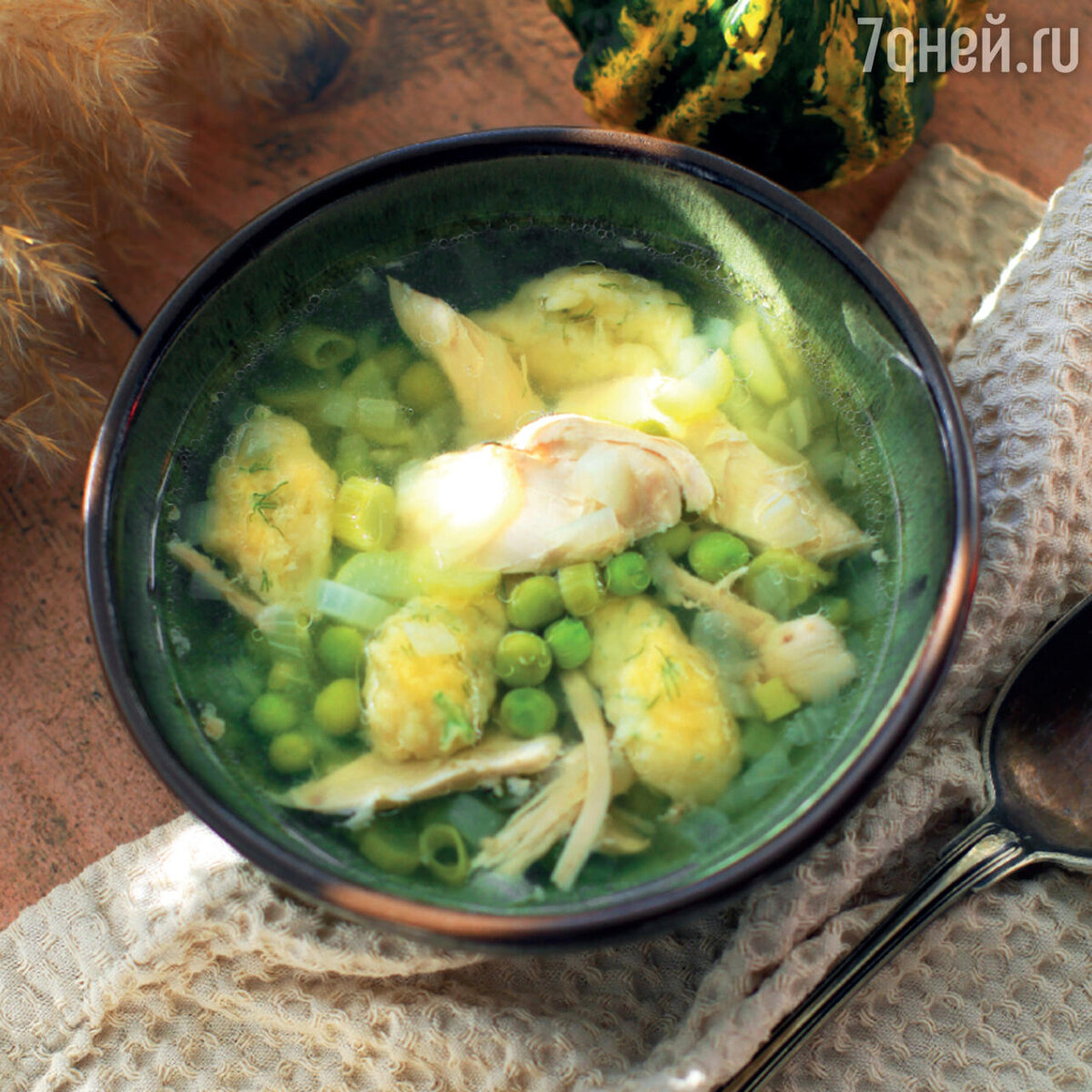 Куриный суп с макаронами и зелёным горошком: рецепт - Лайфхакер