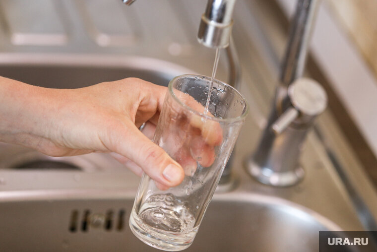    По словам свердловчанки, коммунальщики давали воду на некоторое время, однако проблема обострилась вновь