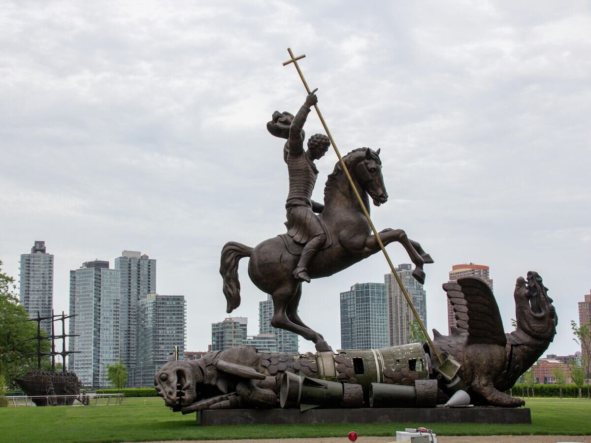    Скульптура Зураба Церетели "Добро побеждает зло" перед штаб-квартирой ООН в Нью-ЙоркеCC BY-SA 4.0 / Mike Peel / Manhatten, New York City