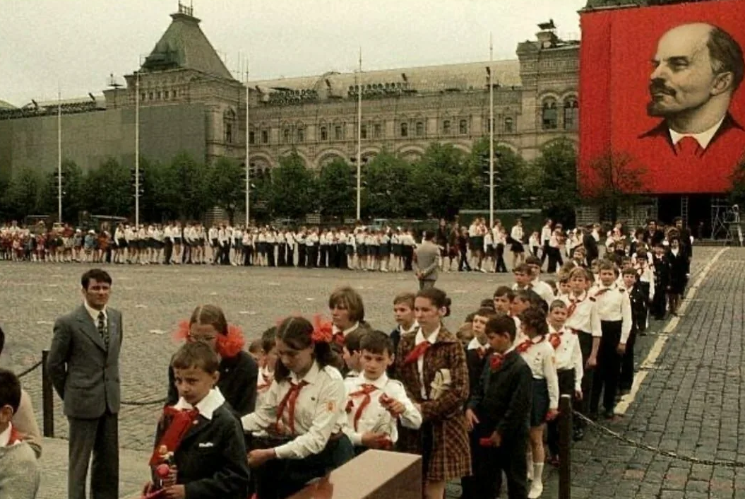 Пионеры мавзолей СССР. СССР пионеры 60х. Очередь в мавзолей в СССР В 1975 году. СССР 1975 год.