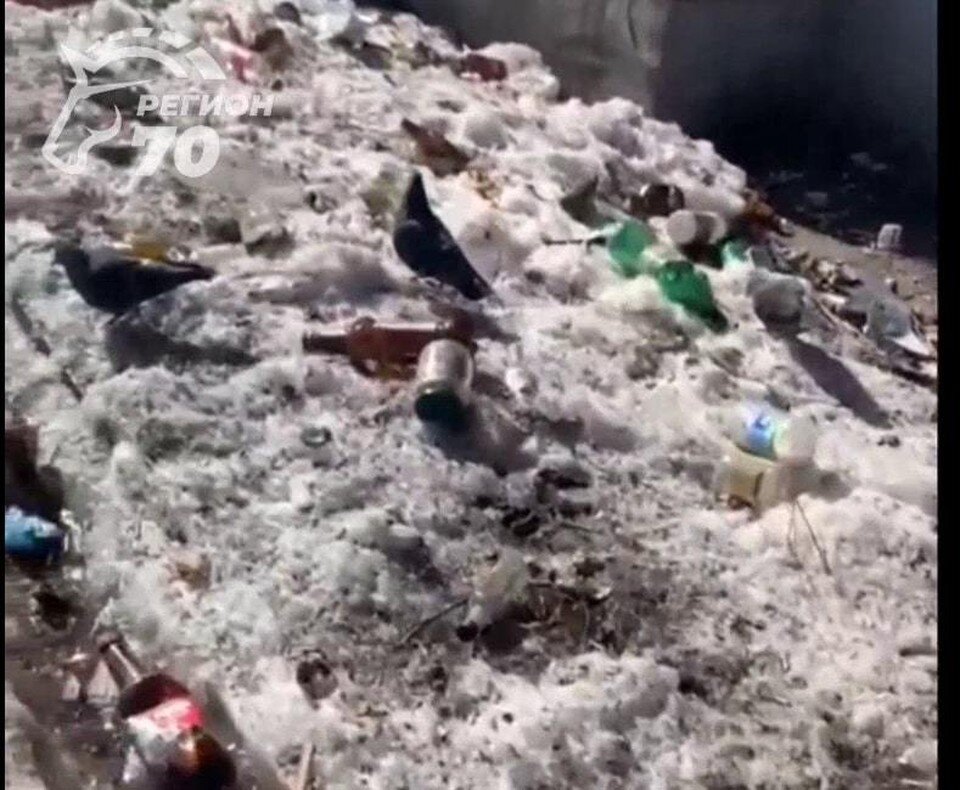     Возле общежития на пересечении улиц Лазо и Беринга скопилось много мусора. Фото: скриншот видео из телеграм-канала «Регион-70 Томск»