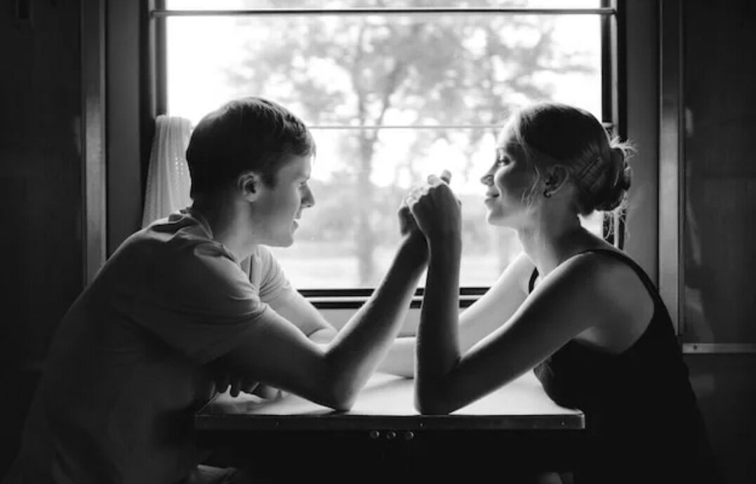 Изображение со страницы https://ru.freepik.com/premium-photo/couple-of-lovers-traveling-in-train-mood-portrait-of-loving-romantic-pair-in-wagon-looking-at-window-with-self-reflections-in-it_7186968.htm