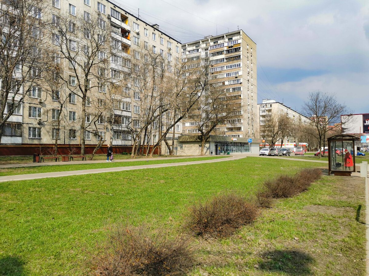 Вид с остановка на дома на Большой Академической улице.