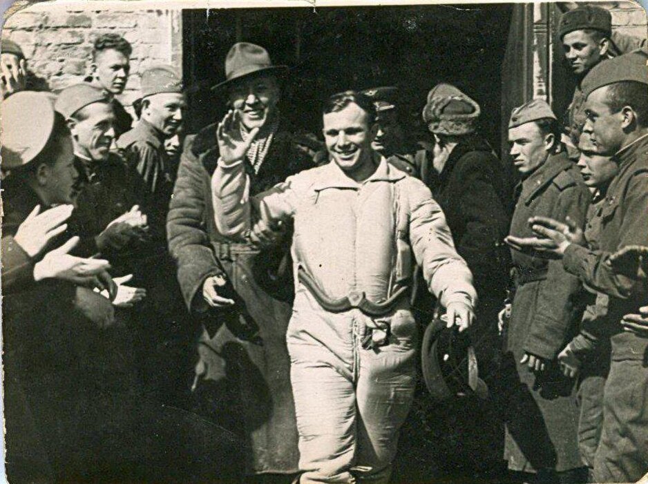 Первая награда гагарина после приземления. Приземление Юрия Гагарина в Саратовской области. Приземление Гагарина 1961.