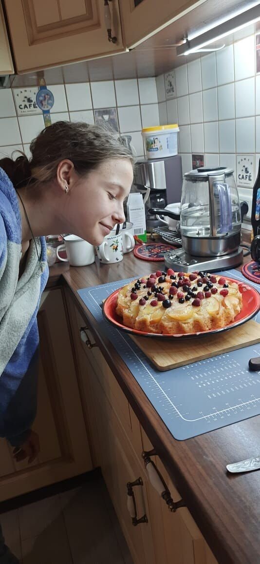 А вот приготовленную бабушкой Лидой шарлотку есть рекомендуется