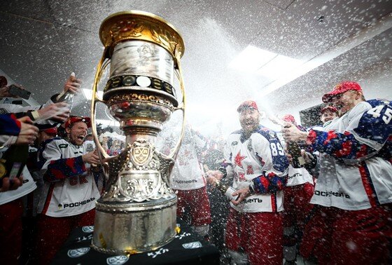    Игроки ЦСКА наливают шампанское в Кубок Гагарина в раздевалке после победы в матче