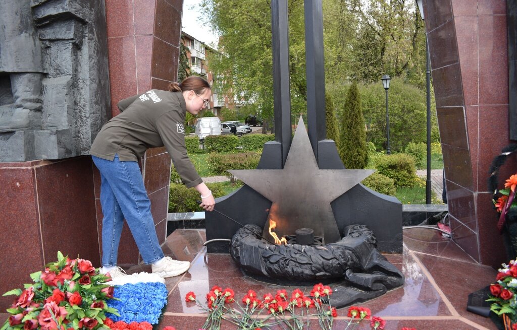В Твери «Огонь памяти» запылал у стелы на Смоленском захоронении