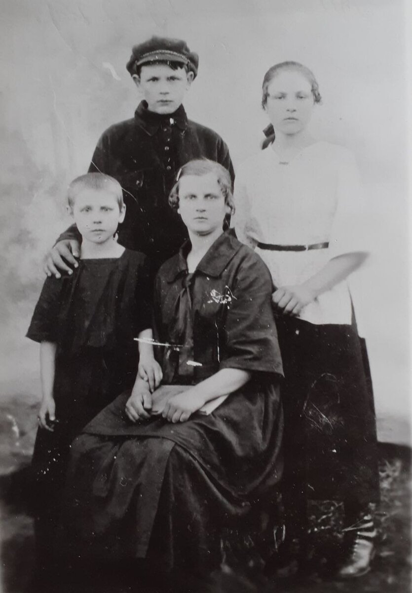 Брат и сестры Дегтяревы. Слева направо: Любовь, Константин, Лидия и Мария. 1925 год. 