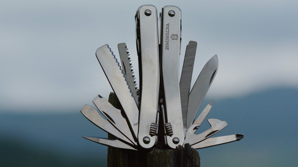 Швейцарский мультитул Victorinox Swiss Tool Spirit в «позе лотоса». 