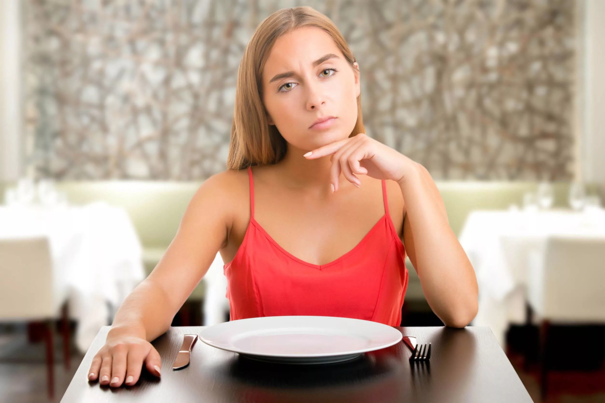Постоянно чувствую голод. Девушка с тарелкой за столом. Девушка голодает. Голодная девушка. Голодные девушки с тарелкой.