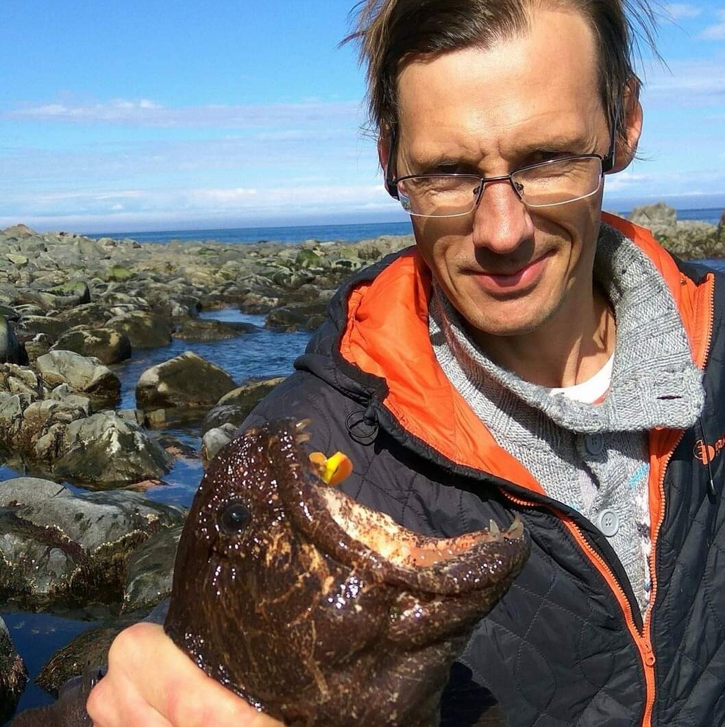 Меня укусила зубатка, когда я стоял в океане. Но я оставался спокоен, терпел но закончил работу. Аквалангисты - это не игра! (группа "Манго-Манго" что-то знала о зубатке. 