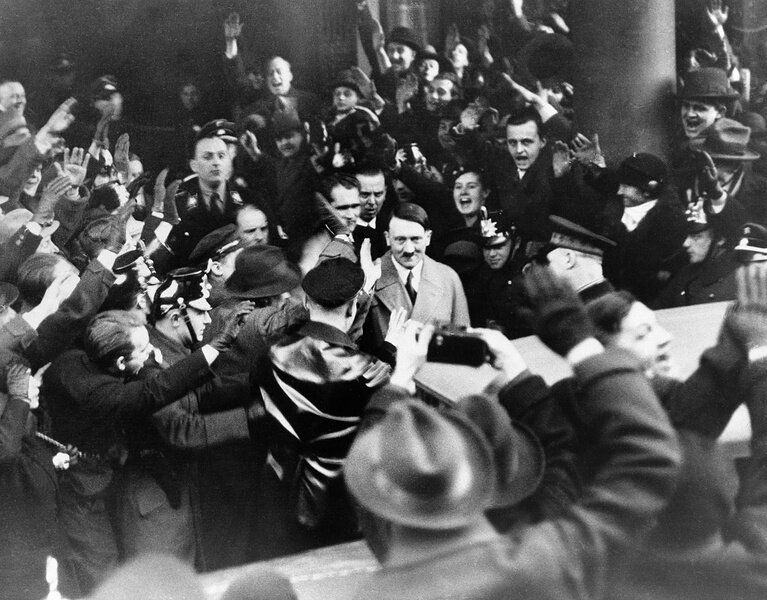 Члены национал-социалистической партии приветствуют Гитлера в берлинском отеле "Кайзерхоф" после его назначения рейхсканцлером, 30 января 1933 года (AP Photo)