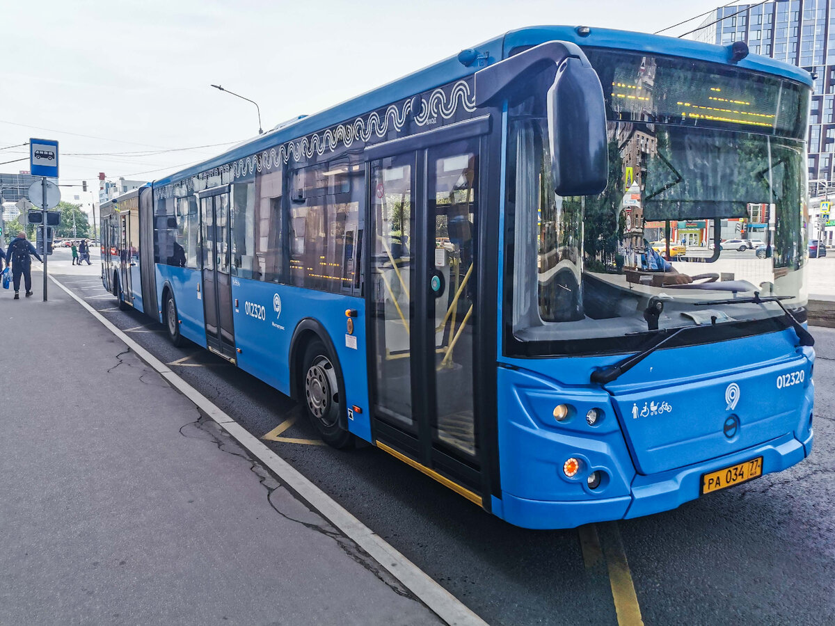 Автобус 012320 ЛиАз-6213 на маршруте № 888к у метро "Автозаводская" на Автозаводской улице.