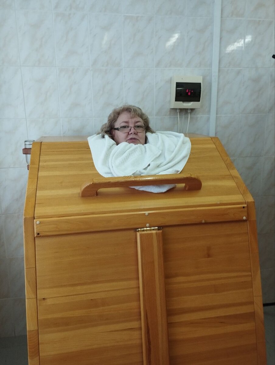 Это процедура кедровая бочка. Это я в санатории. Прошу не смеяться.