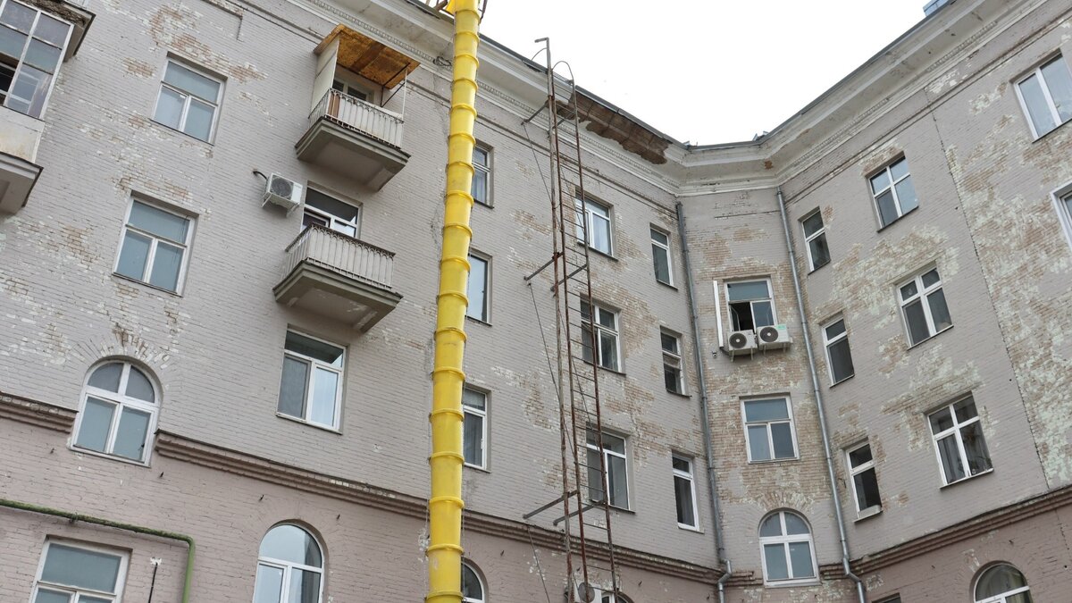     В столице Татарстана подняли вопрос о капитальном ремонте домов — объектов культурного наследия. Замруководителя исполкома города Искандер Гиниятуллин предложил создать отдельную программу для реализации строительных работ в исторических жилых зданиях.