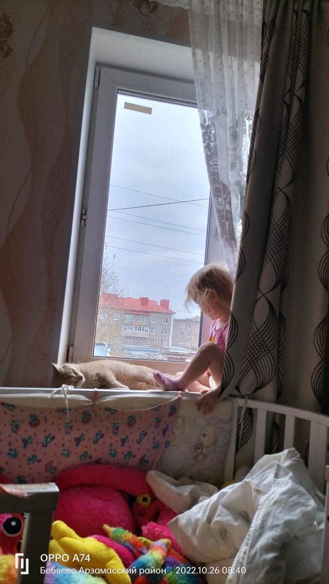 С Викой на подоконнике 