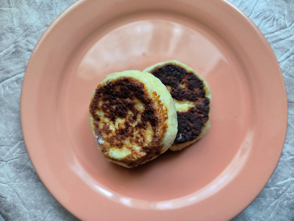 1.5 штуки... Целый сырник прячет обкусанный