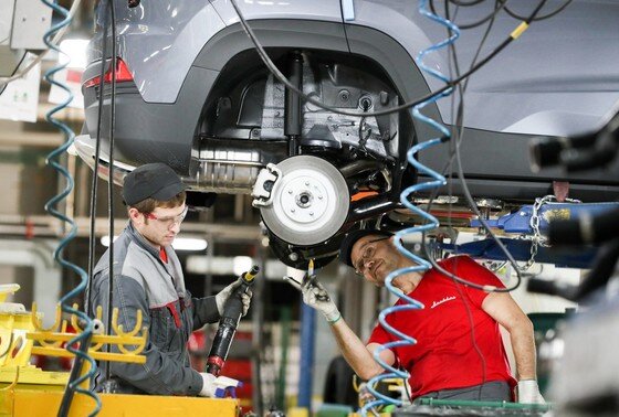    Сборка автомобиля на производственной линии Московского автомобильного завода «Москвич»