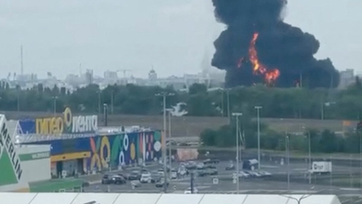 24.06 2023. Пожар в Москве. Горит Нефтебаза в Воронеже. Пожар на нефтебазе в Воронеже. Пожар в Москве сейчас.