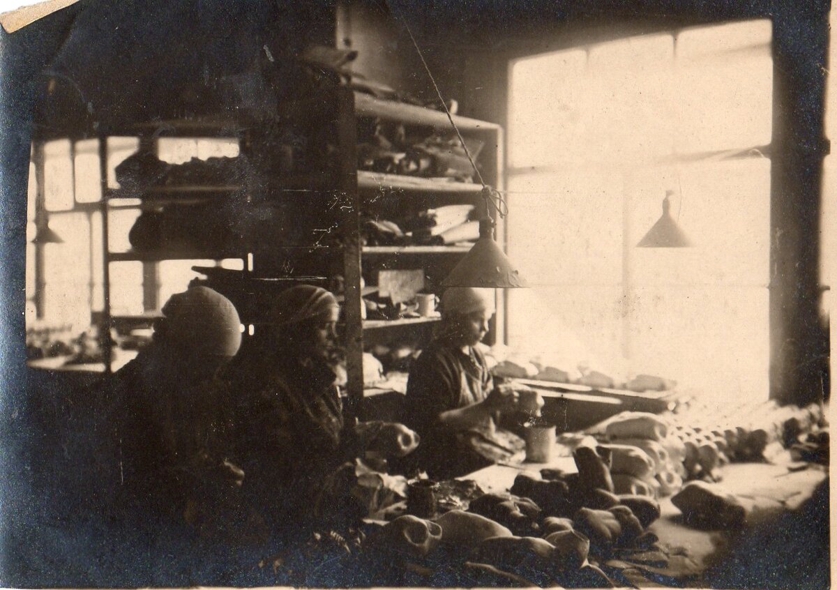 Артель им. Рубена. Сборка кукол. Фото Б. Щипанова, конец 1930-х.  