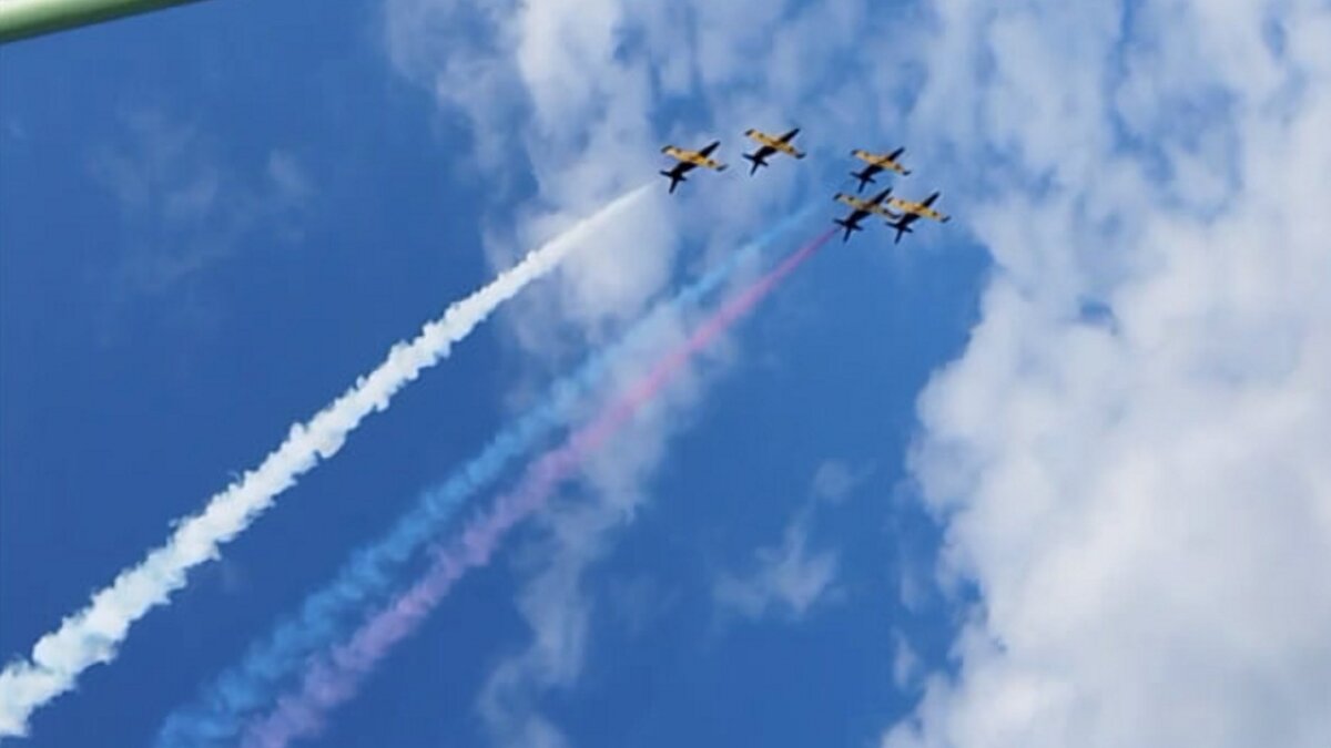     Вчера в Нижнем Новгороде прошло авиашоу. Самолеты должны были нарисовать в небе российский триколор, но зрители решили, что он больше напоминает французский флаг. Информация появилась в паблике «Нижний Новгород без цезуры».