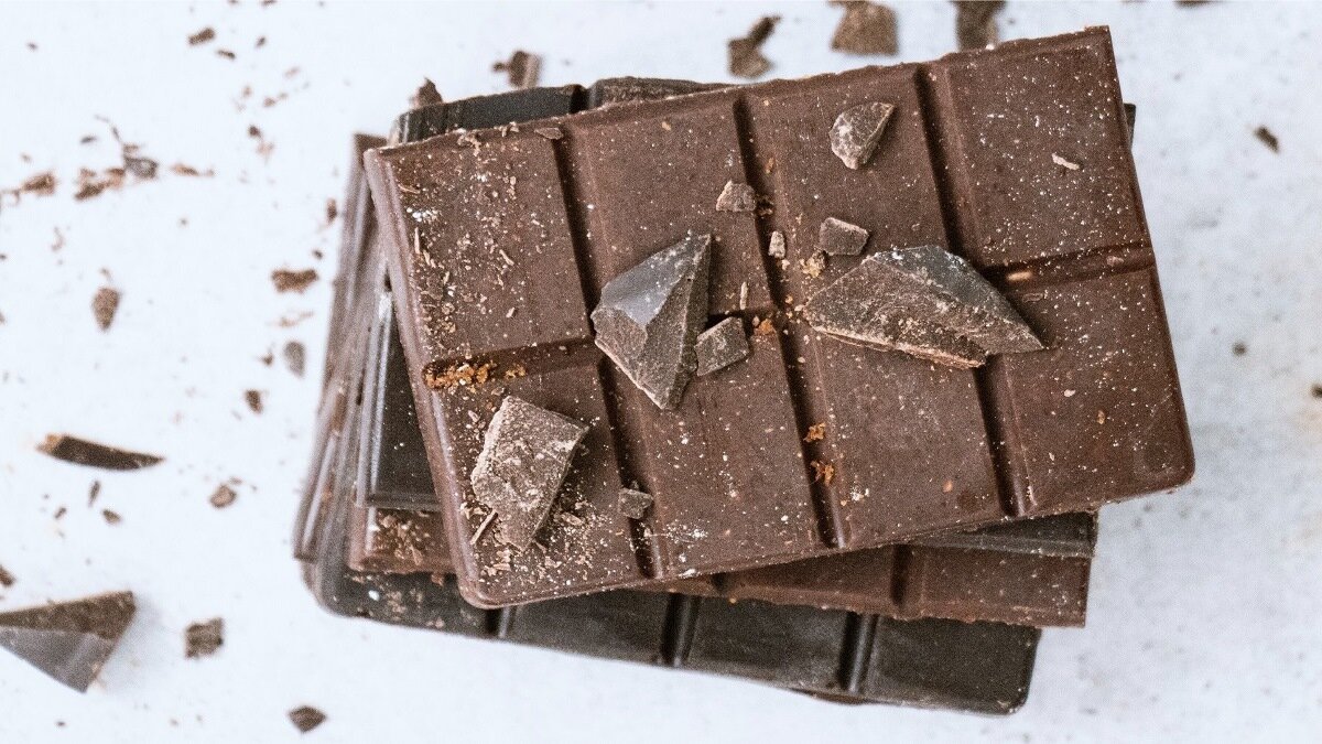 Так вы никогда не нарветесь на подделку. Шоколад обожают сладкоежки, но сейчас с полки легко схватить плитку, которая будет лишь напоминать качественный продукт.