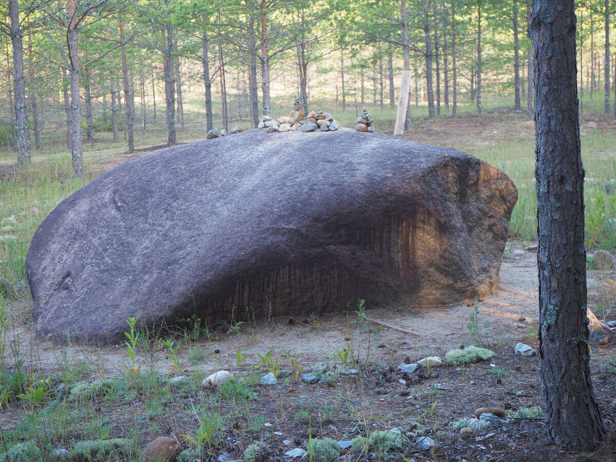 Вид на камень с разных ракурсов.