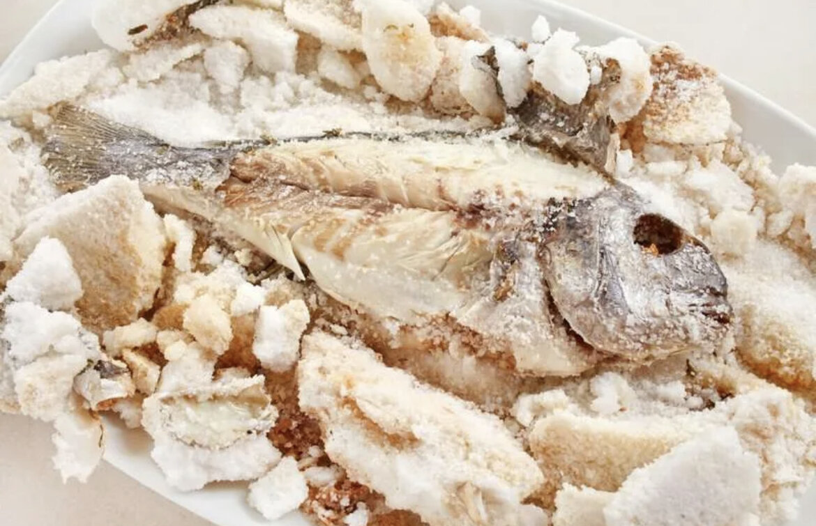 Дорадо в соли. Дорадо в соляном коконе. Как приготовить рыбу в соли. Дорадо в соляном коконе фламбе. Как приготовить рыбу в соли.