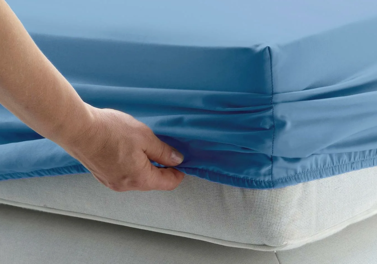 простыня которая натягивается на матрас. застеленная кровать. почему простынь. тафта дюпон. лайфхак простынь на матрас.