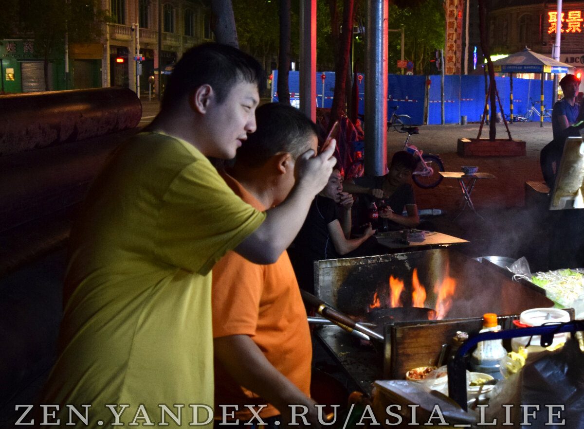 Китайцы покупают уличную еду 