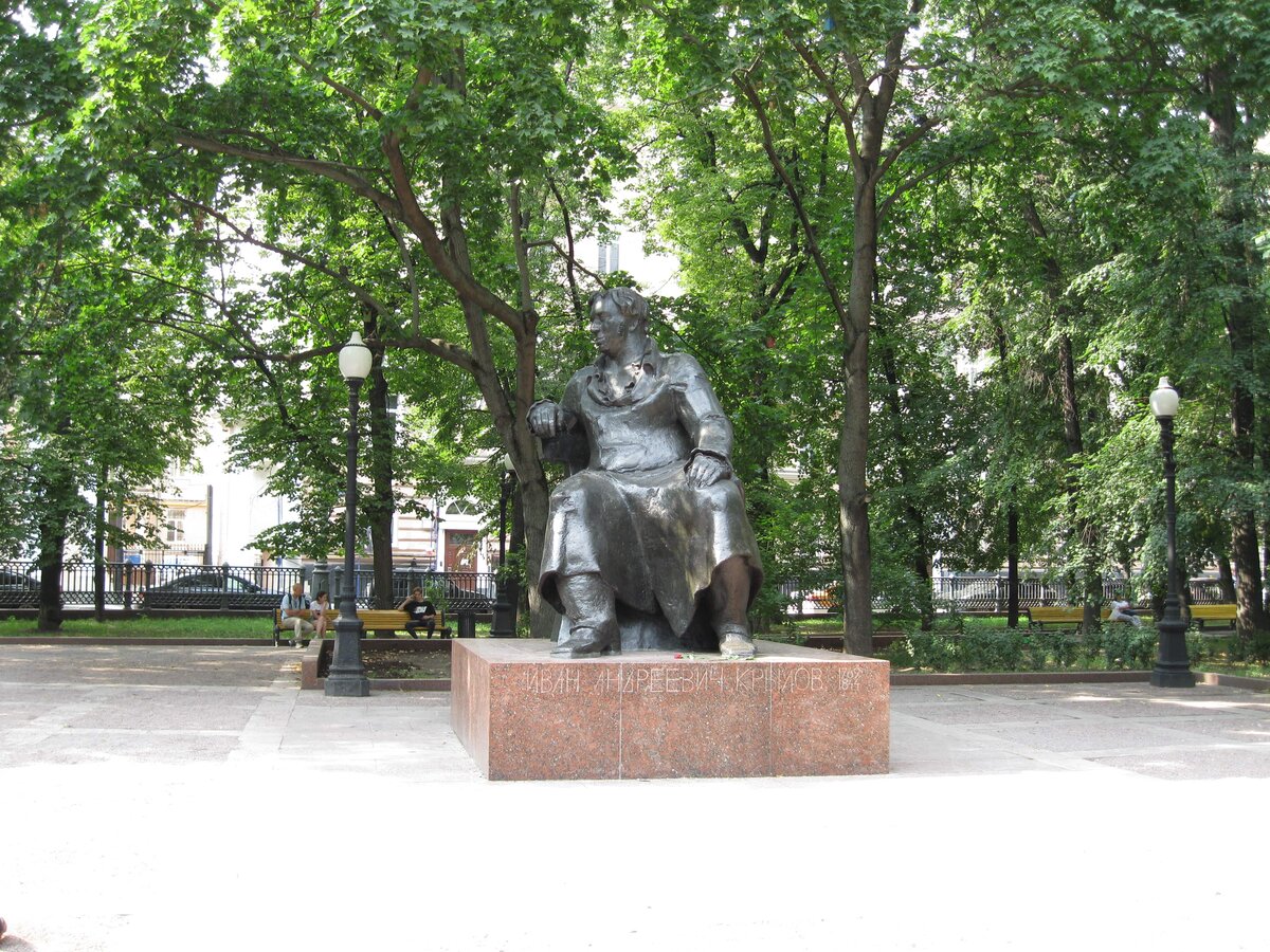 Памятник Ивану Андреевичу Крылову на Патриарших прудах в Москве