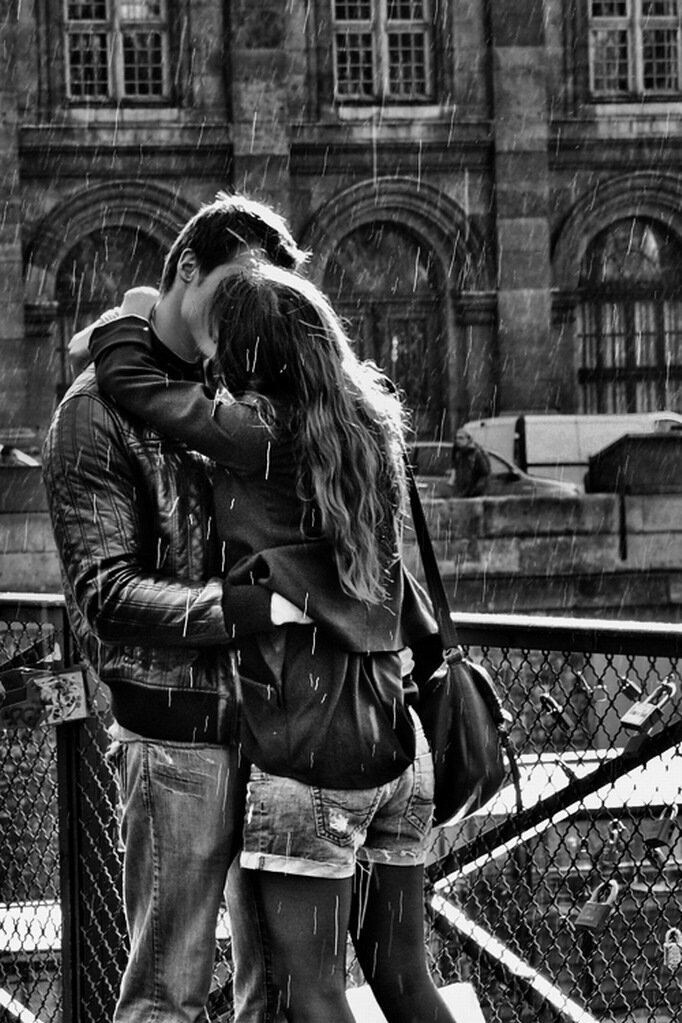 Парень целуется на улице. Влюбленные пары. Парень и девушка. Влюбленные пары черно белые. Поцелуй на улице.