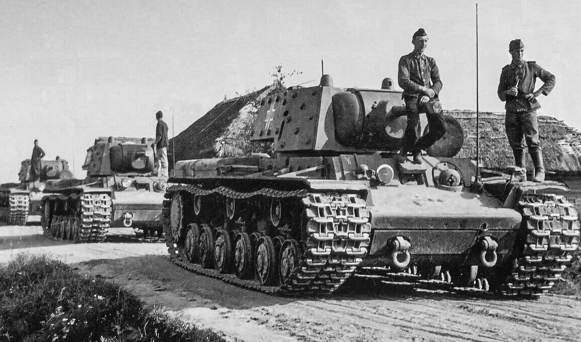 Немецкие танкисты на Советских танках КВ-1.