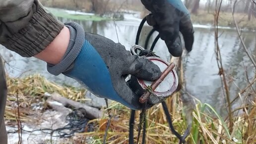 Поиск с магнитом на заброшенной советской купальне. Здесь весело отдыхали пионеры, студенты и колхозники. Показываю, что удалось найти