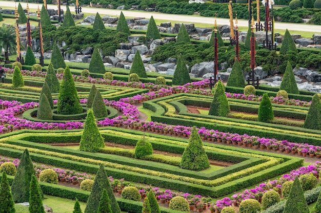 Фото из интернета. Здесь показан регулярный или классический стиль. Идеально подстриженная живая изгородь, деревья  геометрических форм, симметрия, ровные правильные дорожки.