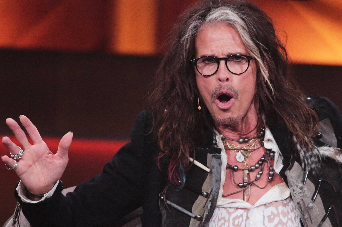     Изнасиловал несовершеннолетнюю и вынудил сделать аборт: лидера Aerosmith Стивена Тайлера обвинила американка