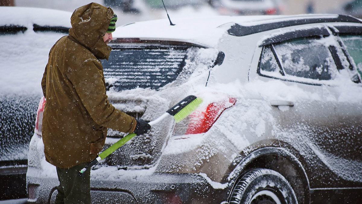 Мне не надо очищать автомобиль. Отскребать налипший лёд от дворников. Заливать "незамерзайку". И так далее. Что меня заботит? Качественная аудиокнига в моих наушниках, когда я иду пешком. Источник фото profile.ru (ссылка: https://clck.ru/33B8D4)