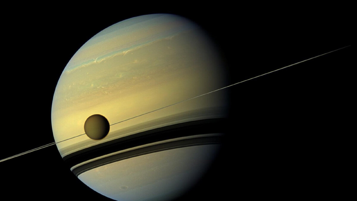 Реальная фотография Сатурна и его спутника Титана, сделанная аппаратом "Кассини". Взято из открытых источников 