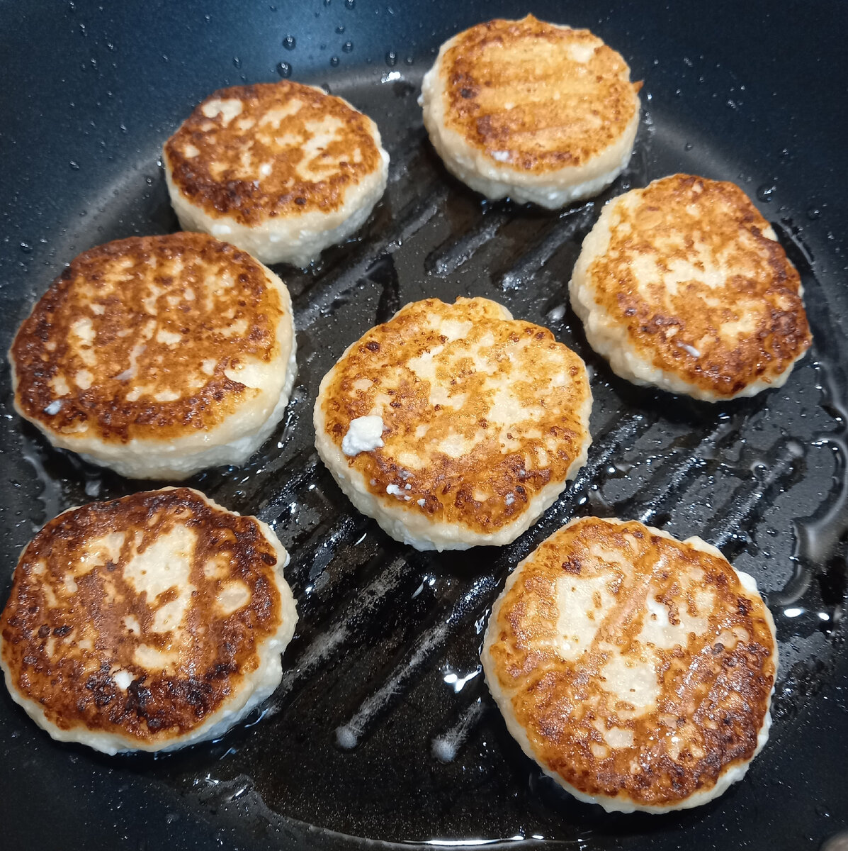 Обжариваю под крышкой, иначе масло брызжет. Две  минуты - для моей определённой плиты и сковородки, время может отличаться. Фото автора.