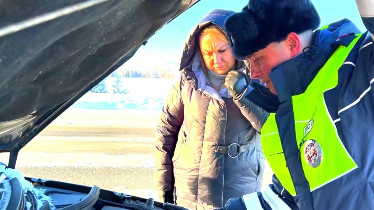     Женщину, которая замерзала в сломавшейся от холода машине «Лада Веста», спас экипаж дорожно-патрульной службы накануне днем недалеко от деревни Якшур Завьяловского района.